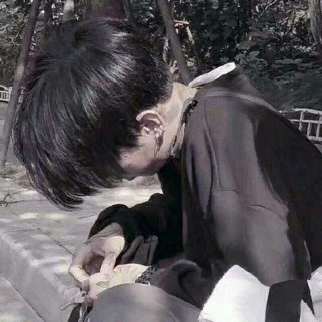 星空迷上了山野，有雾有灯也有归人。