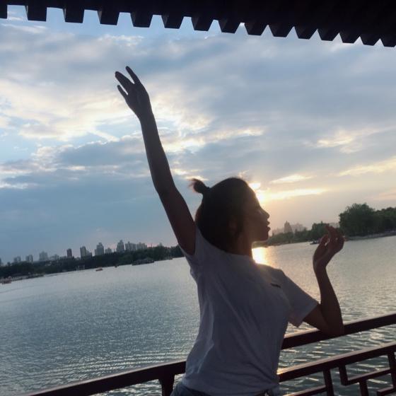 吃到撑的燕子