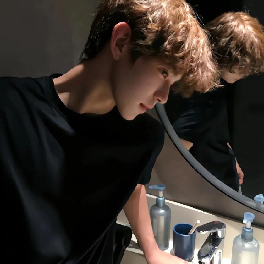 忧郁老头晚上喝多酒拉床上被护工暴打成m