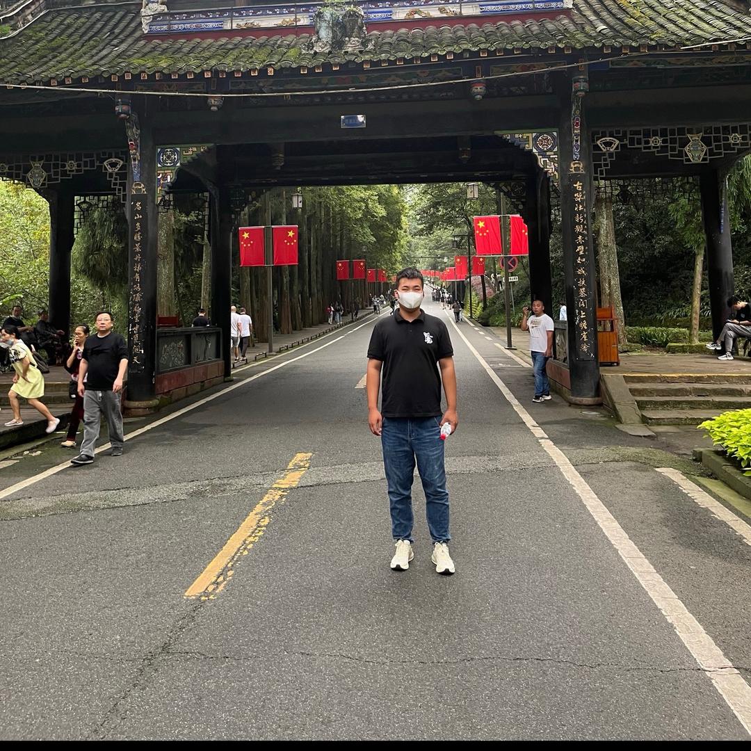 小张回收各种汽车配件.