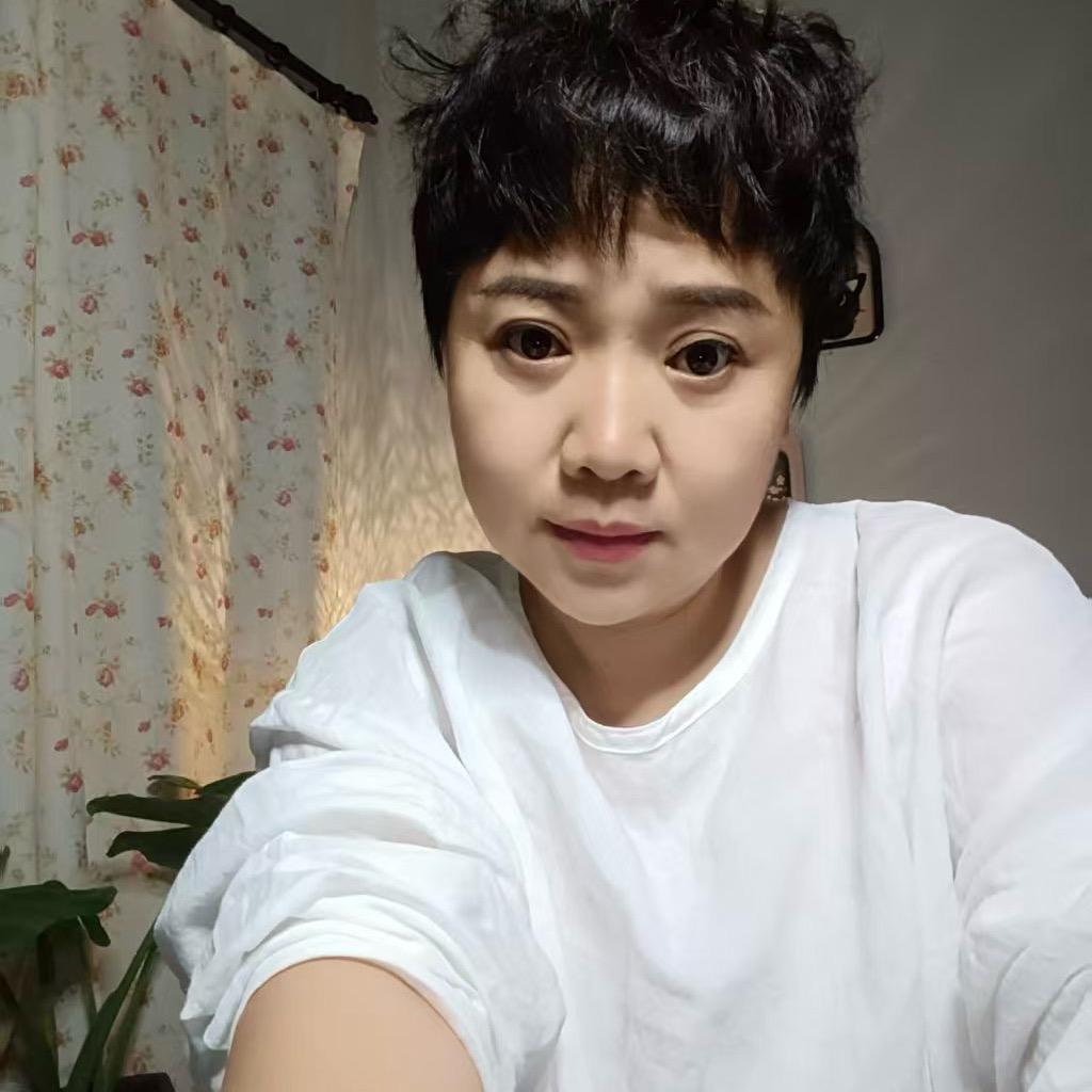 小丛爱吃吖（素颜）