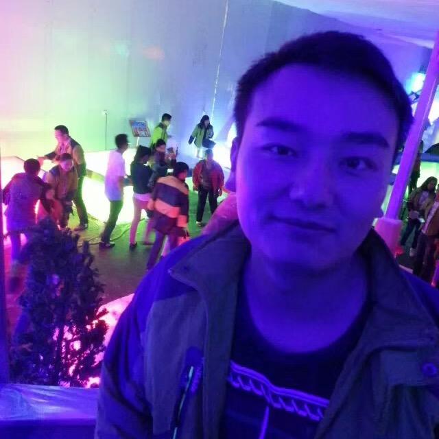 低调负二代。