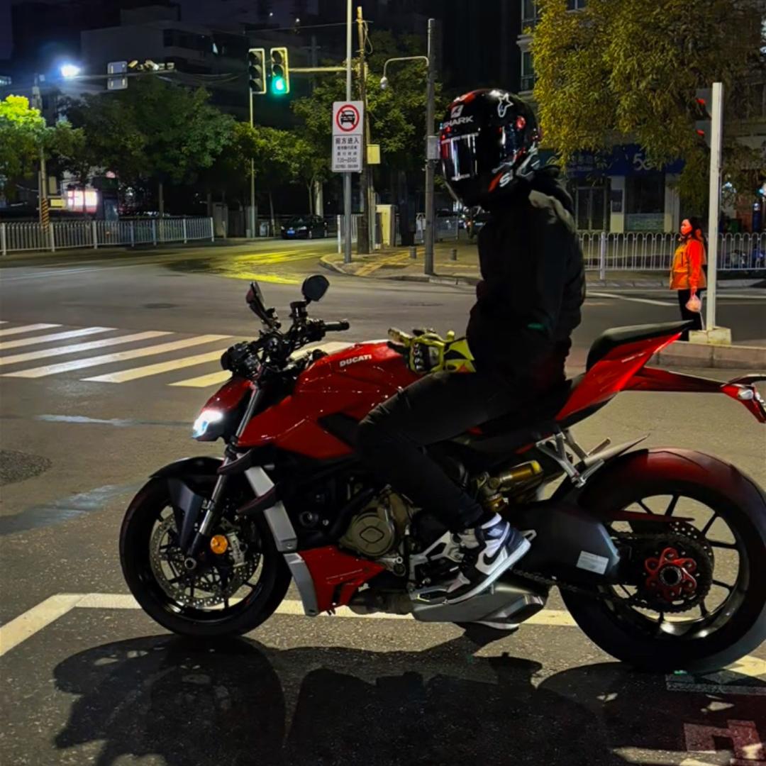 卖摩托的小東哥🛵！