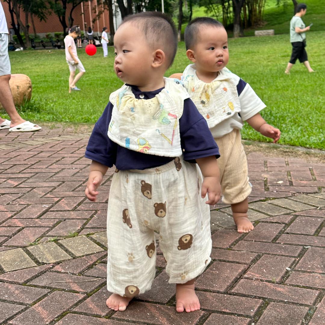 睡后备箱的双胞胎