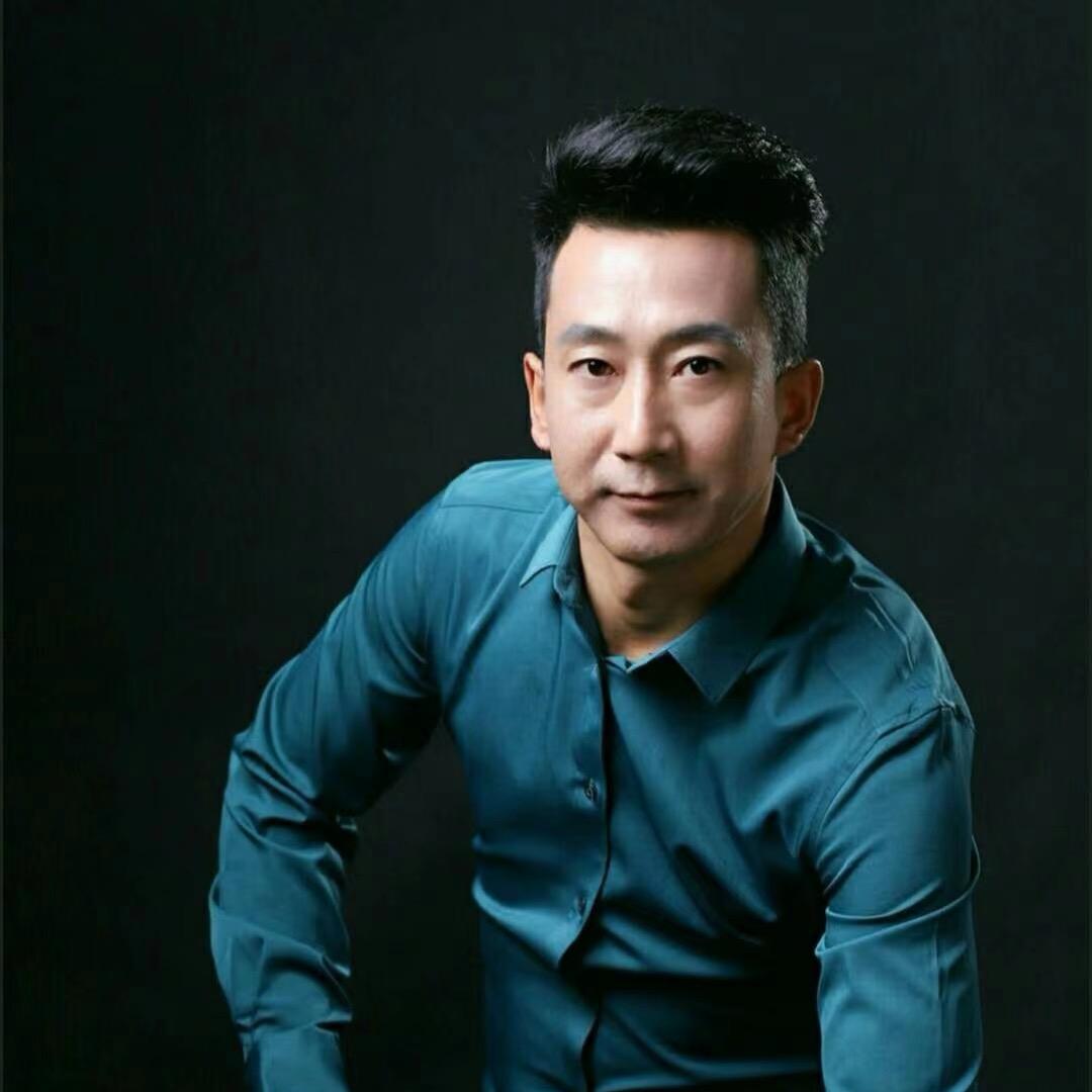 秦安做白发脱发的任哥