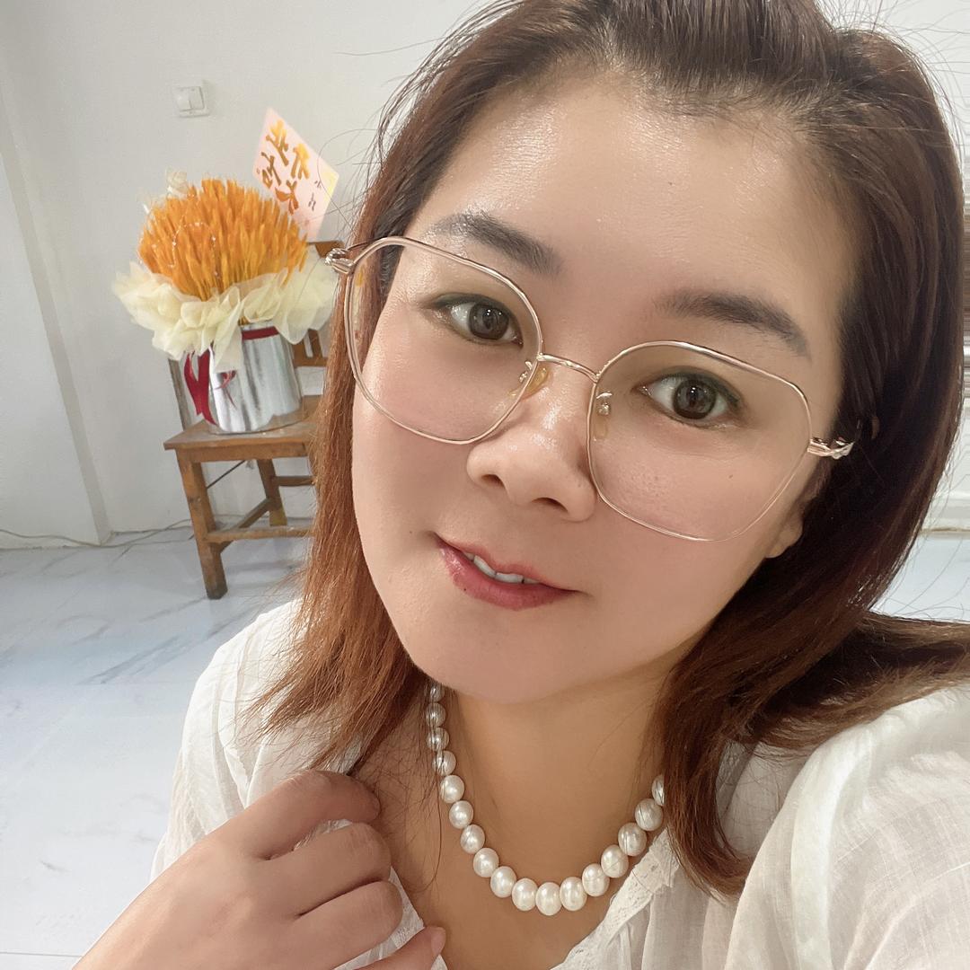 理发店老板娘W