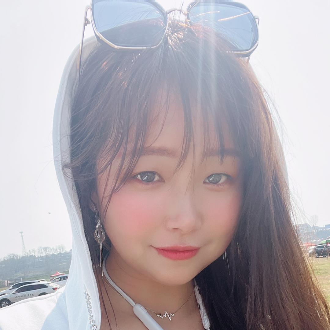 🍀萱萱❣️卖灯的小姐姐