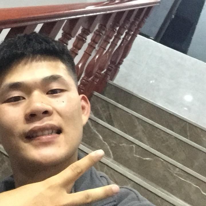 是个拧巴的人。