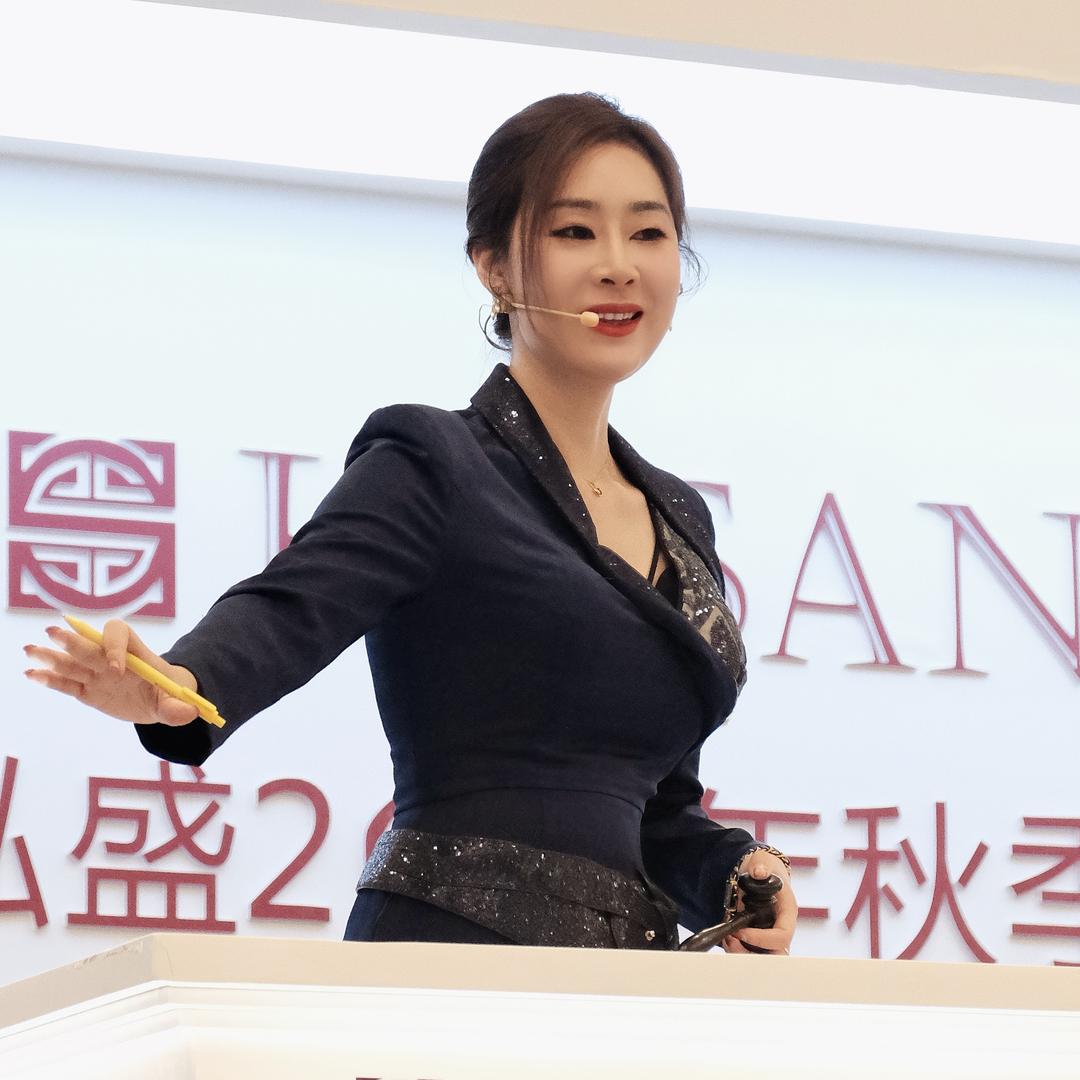 拍卖师晶晶子