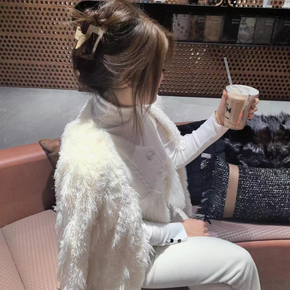 /十二/前沿服装饰品集合店