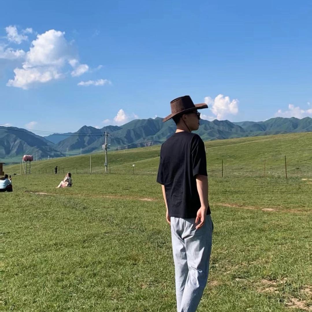 耳畔轻语的服务员