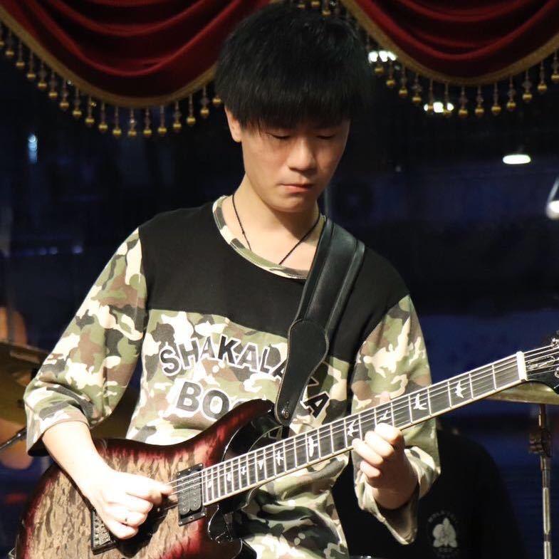 小超超与吉他