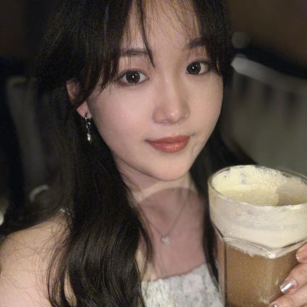 伊.