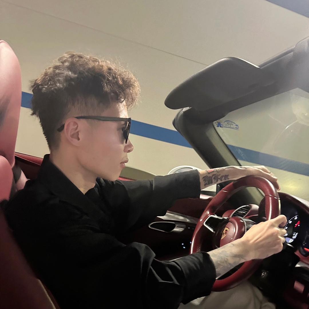 伊宁市慕凡格美发 張鹏