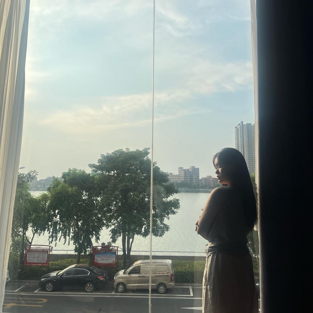 不是美女。