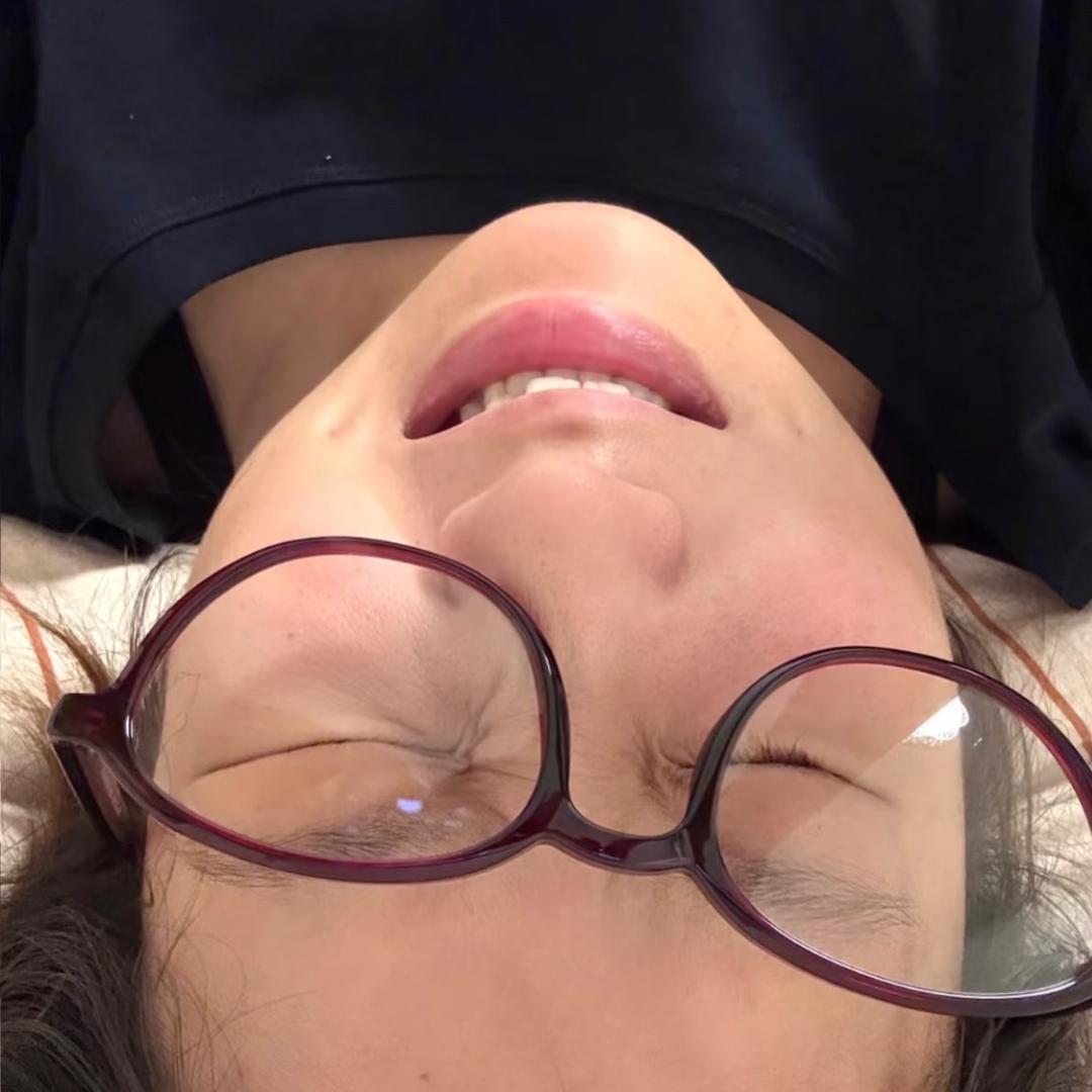 YY.