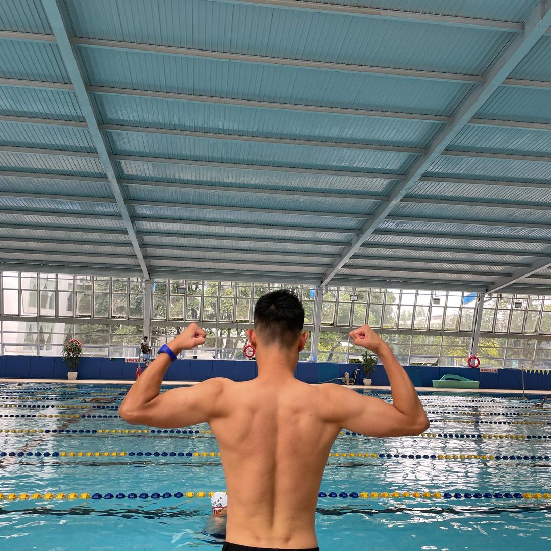 思达游泳馆李教练