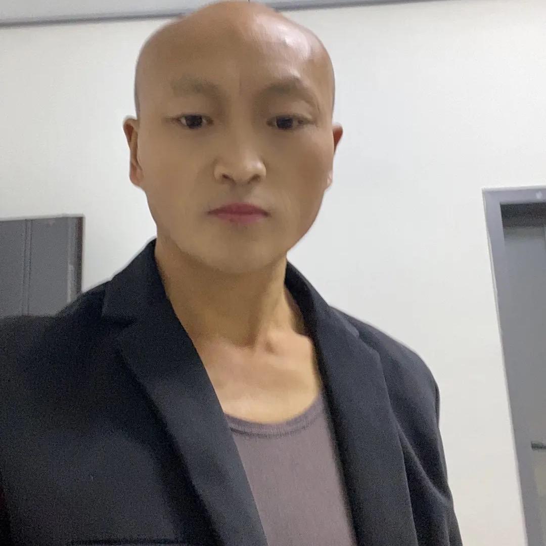 关注我单身哥黄 百万，我给你点个赞！