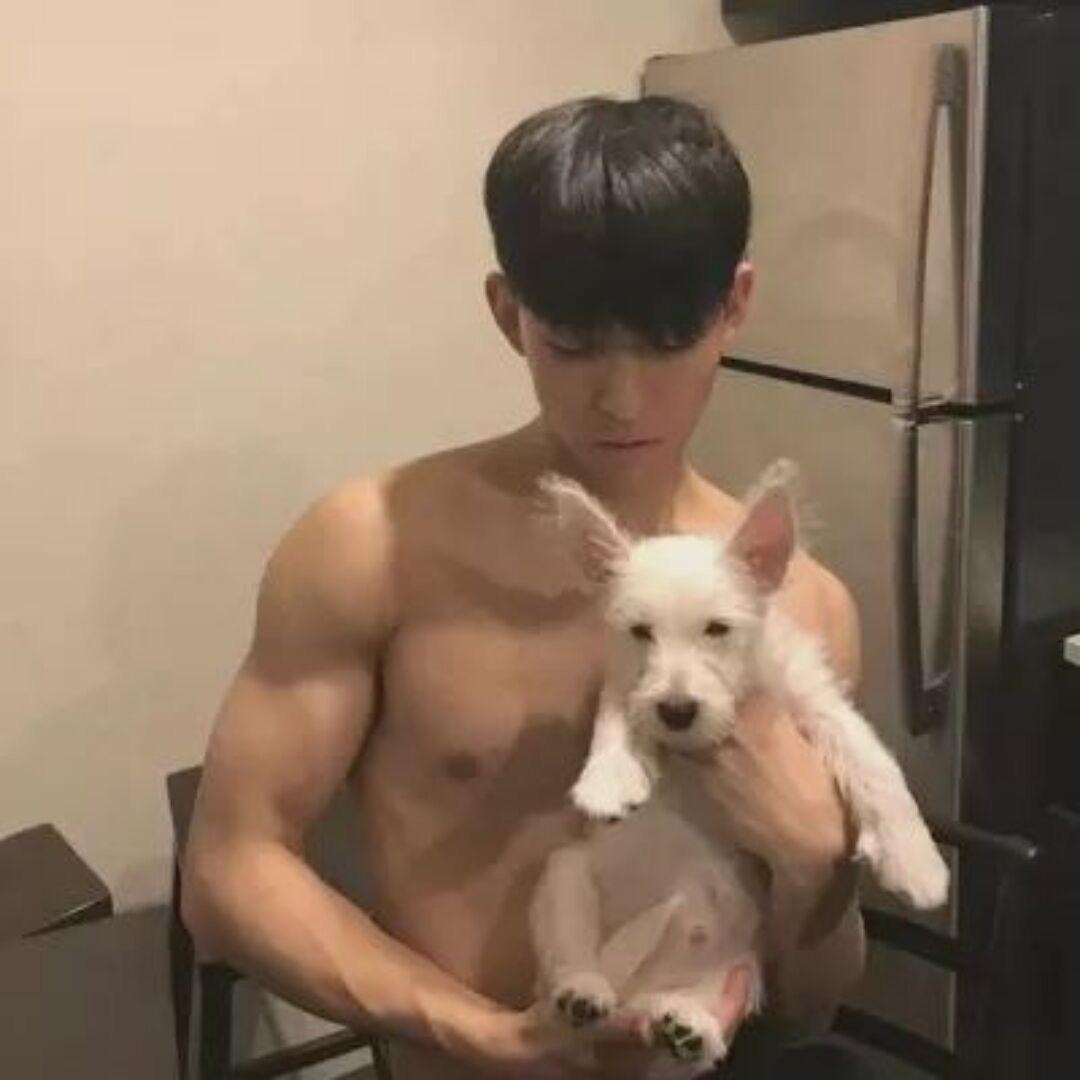 一米八的腹肌男