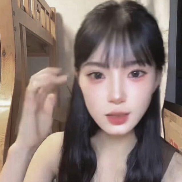 沉迷LOL那女的