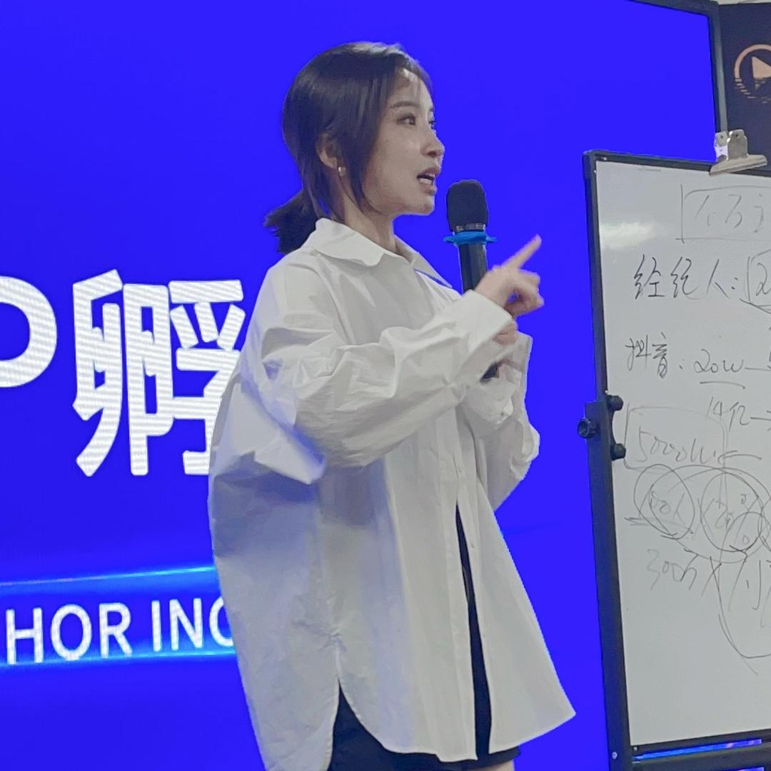 开烤肉店的  颖子！！！