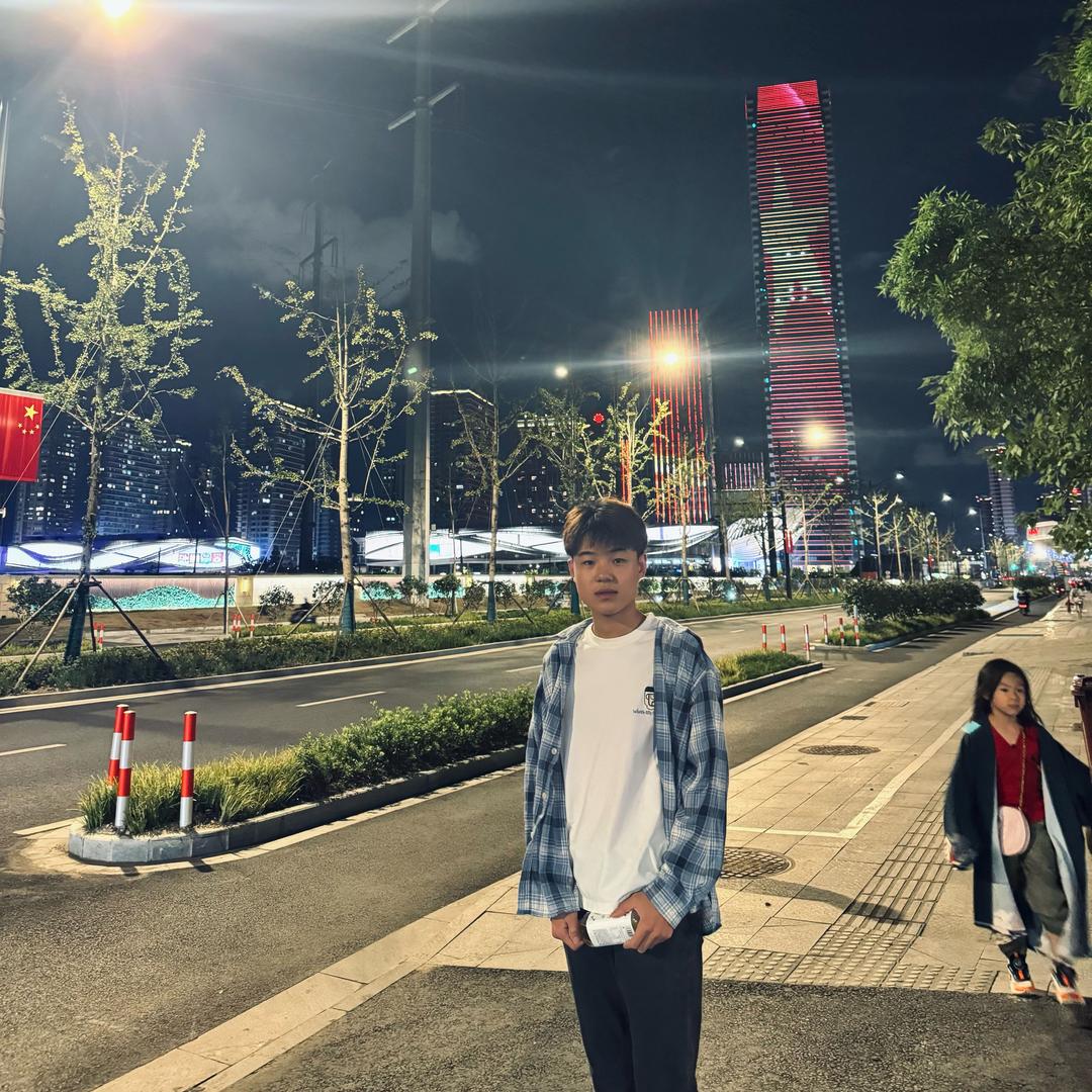 小东玩电车