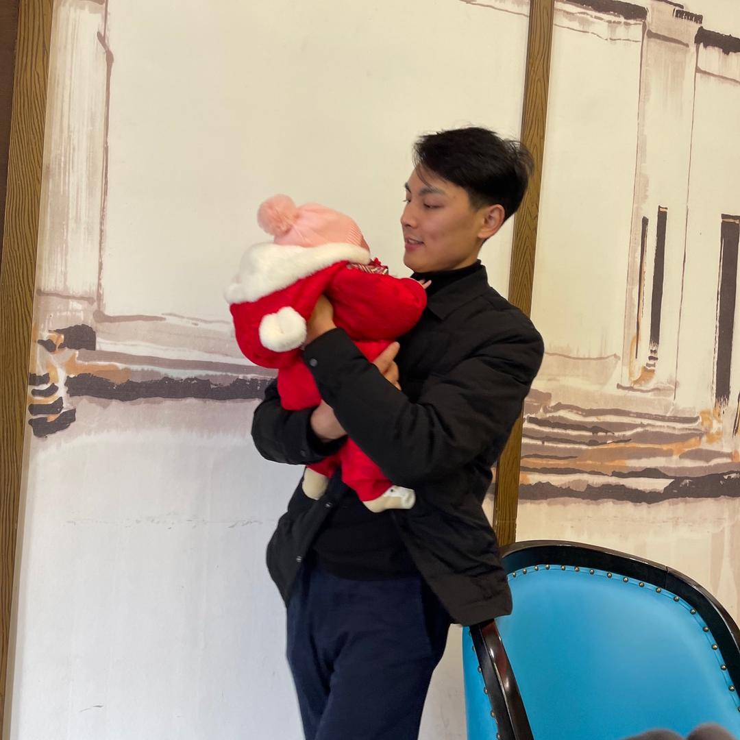 摆摊卖面的小伙子