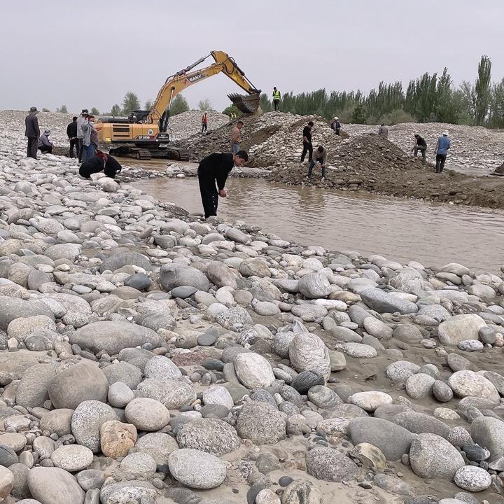 新疆和田玉一线挖玉