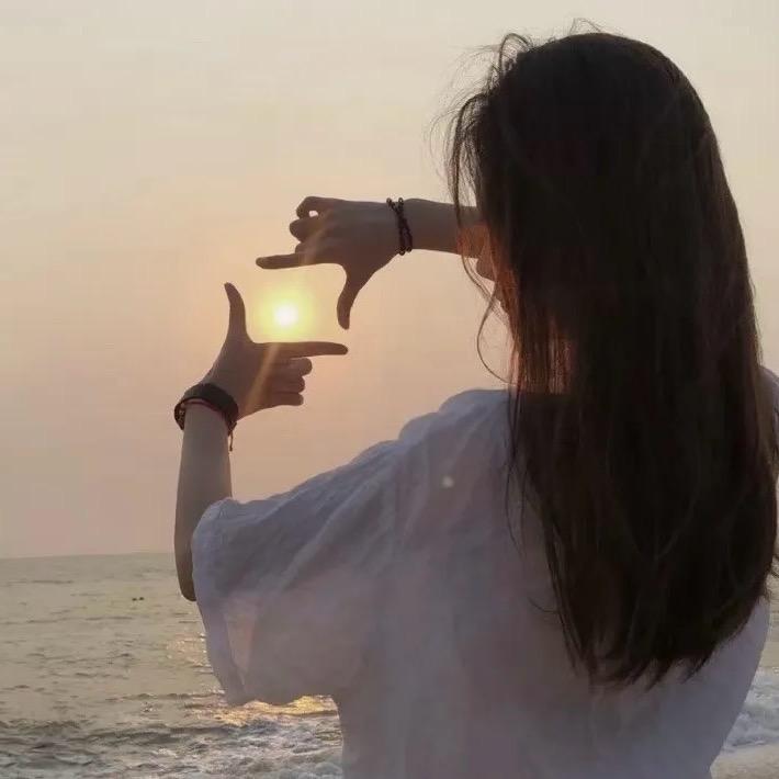 高冷女孩不爱笑。