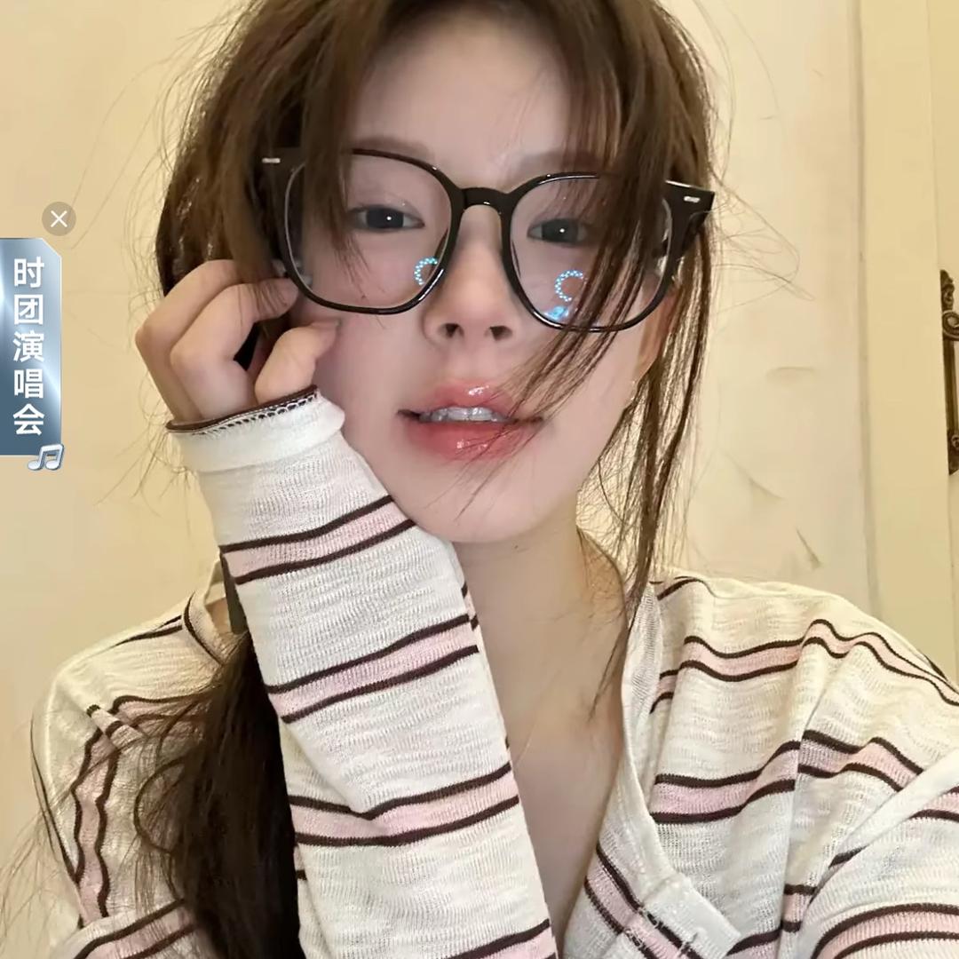 比个耶紫.