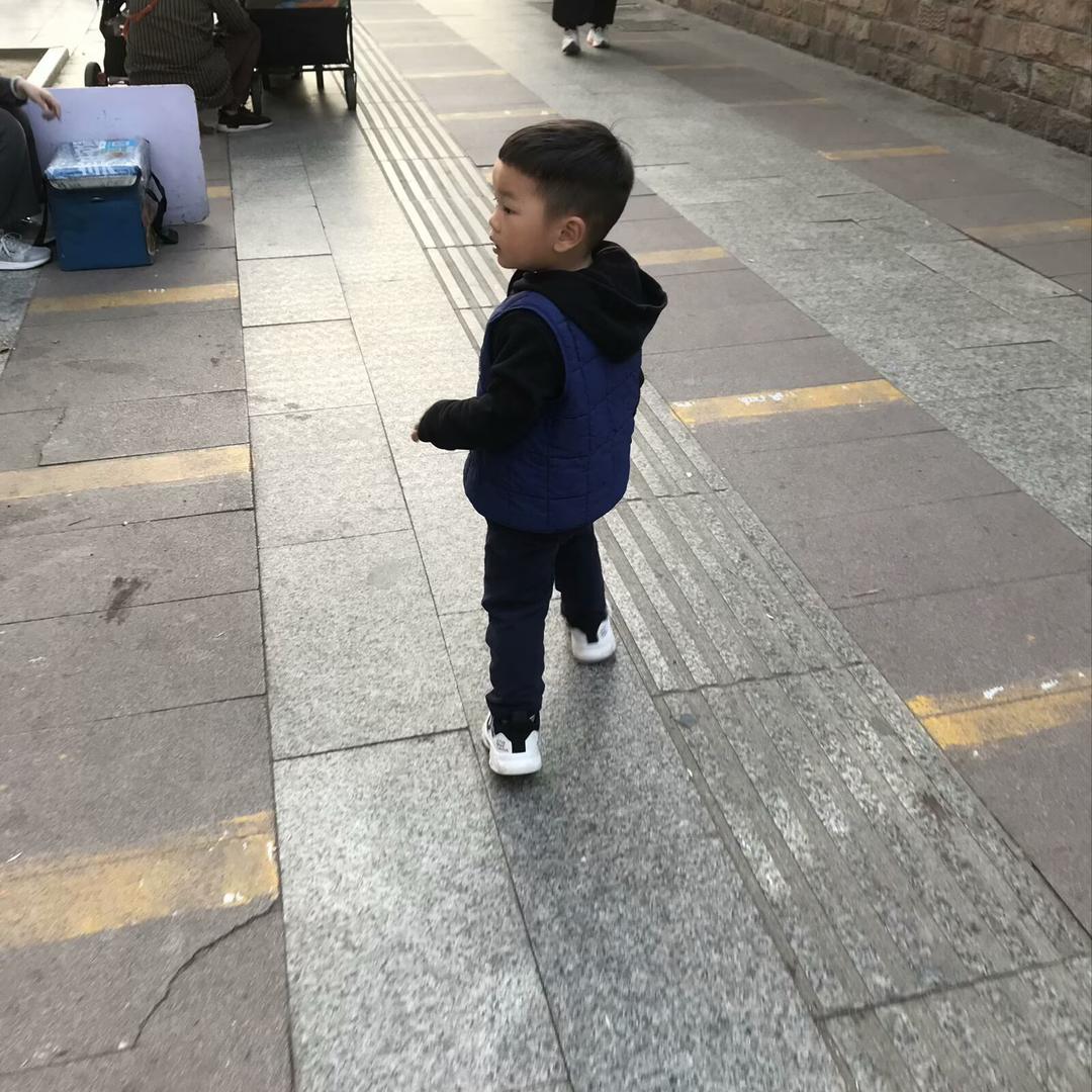 墨墨爱吃糖