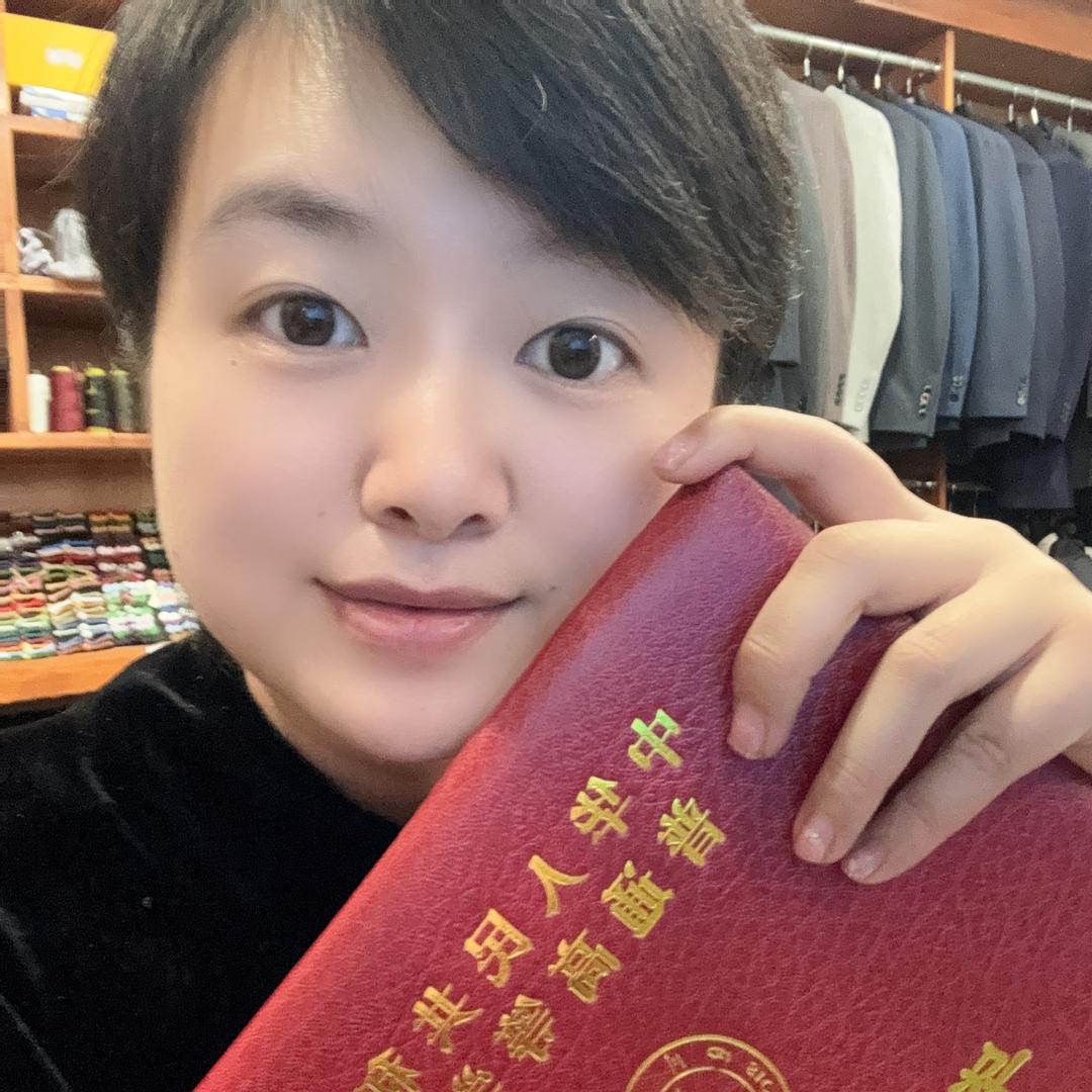 聚人服装设计罗潘