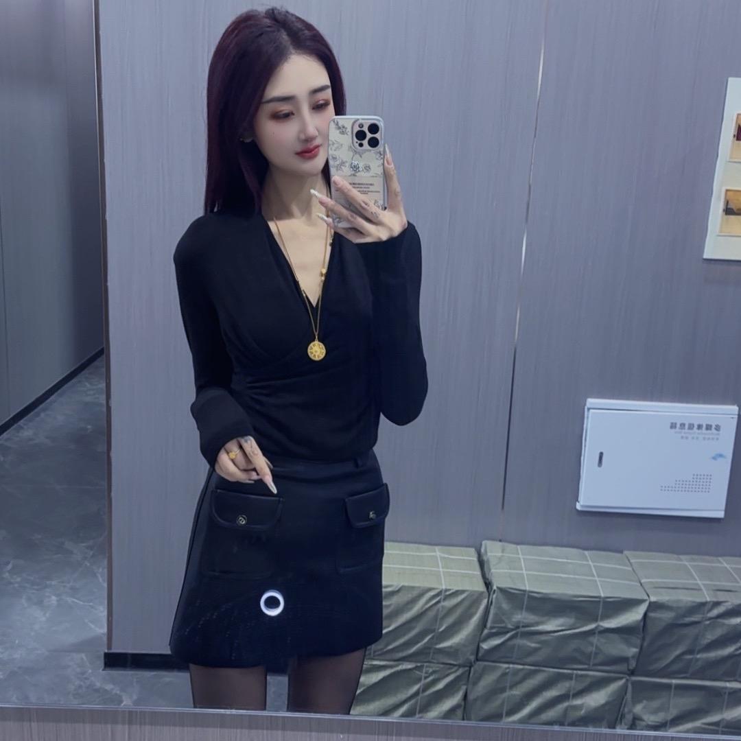 小何