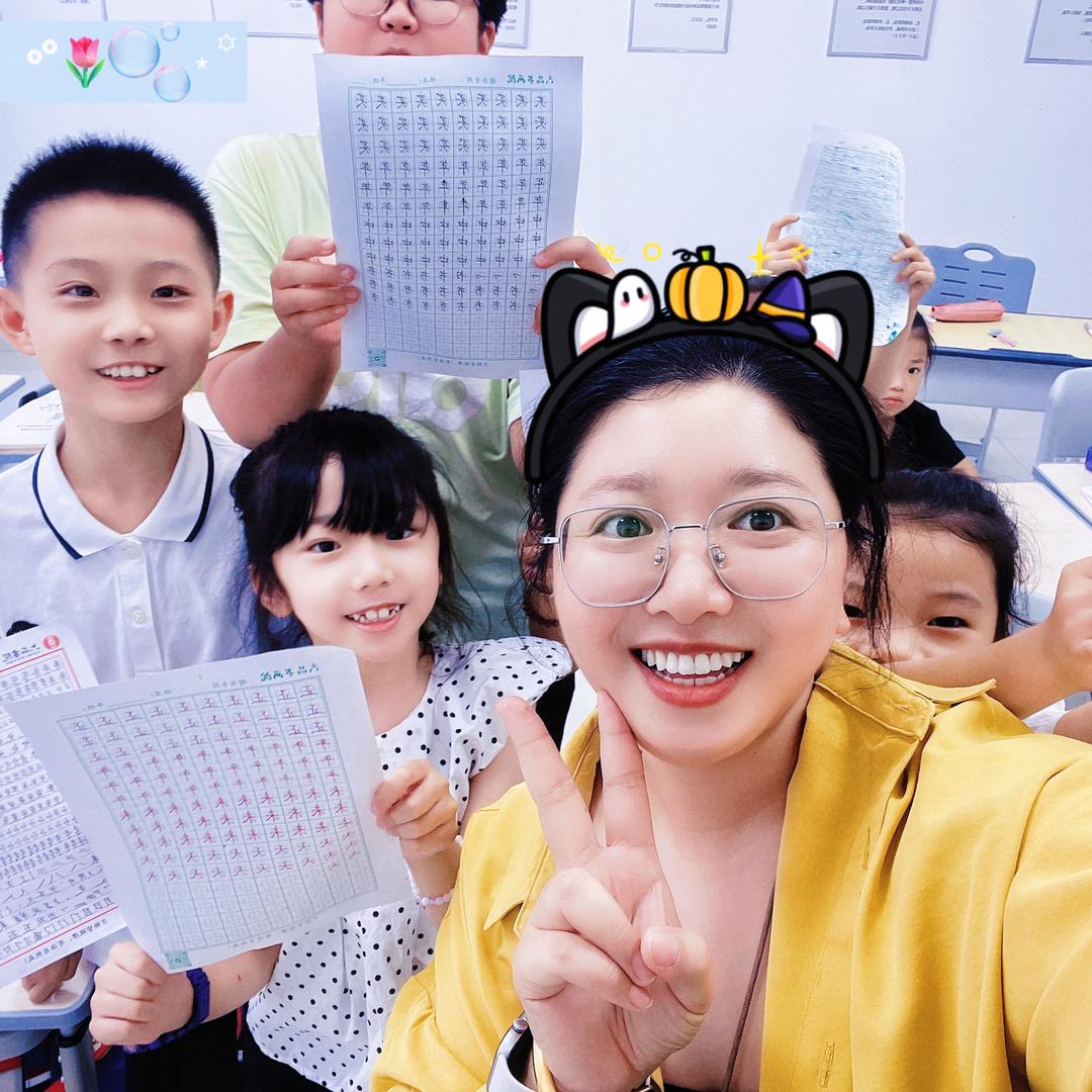 在东营教写字的菲菲老师