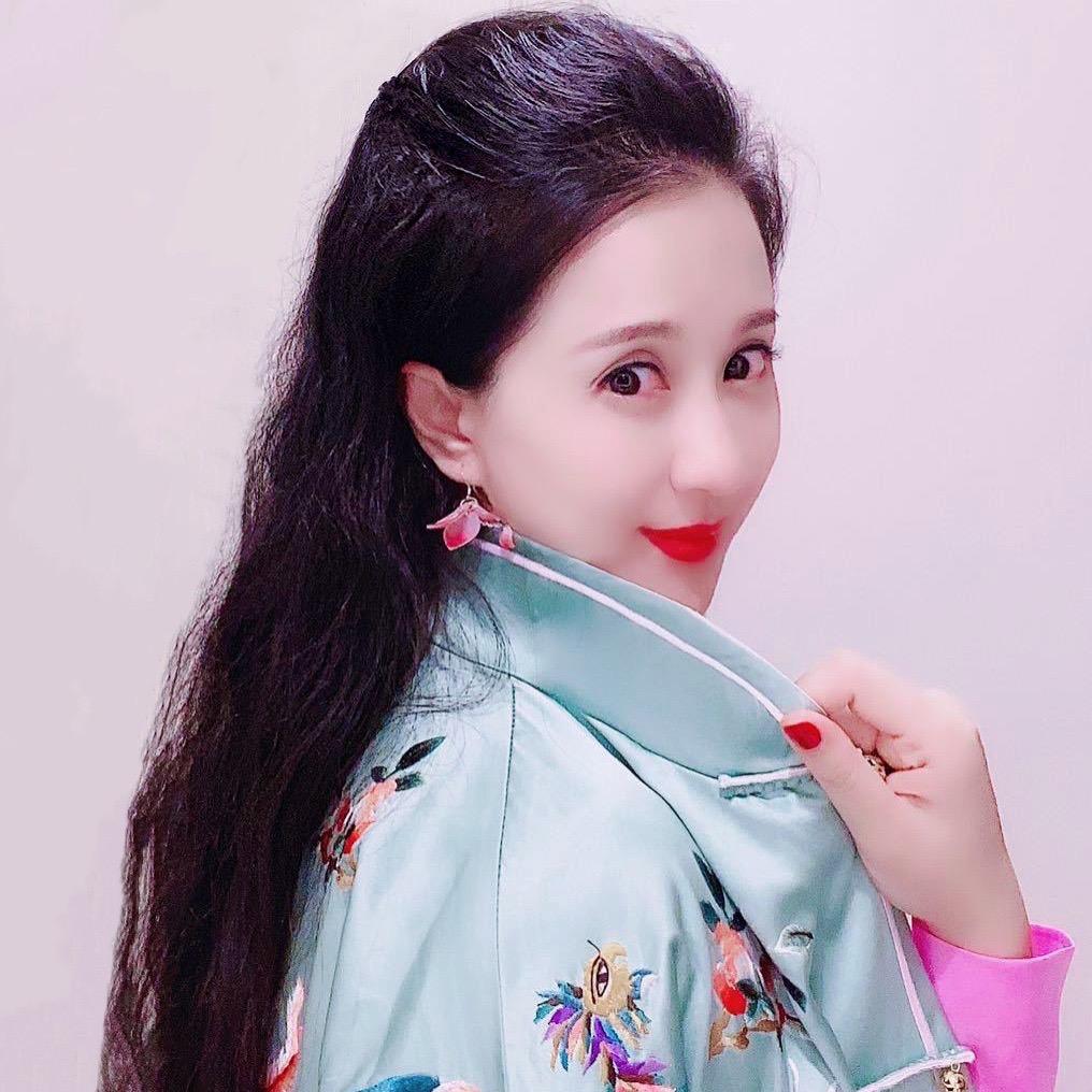 卫欣奉茶