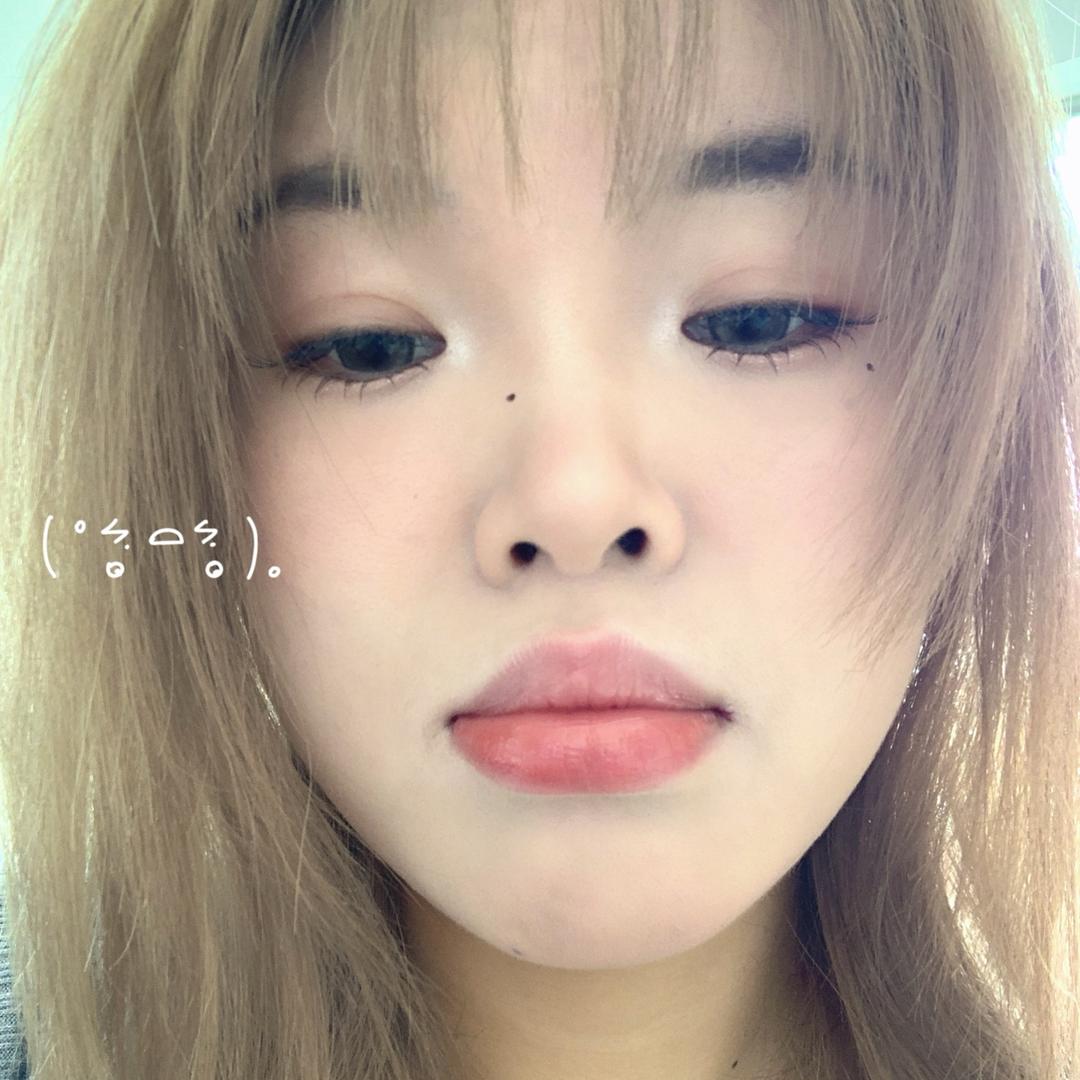 悲伤痛苦忧郁的小美