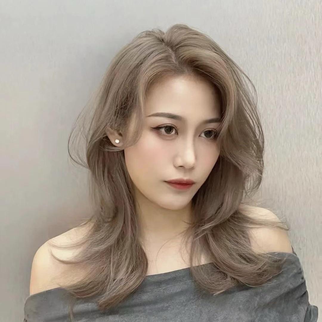 托尼在宁凌帮别人设计发型