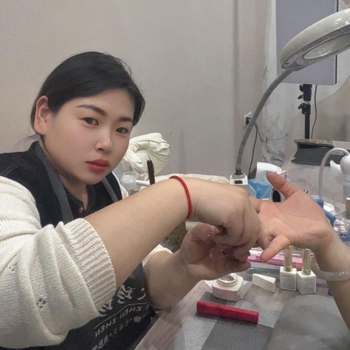 搓指甲的大珍珍