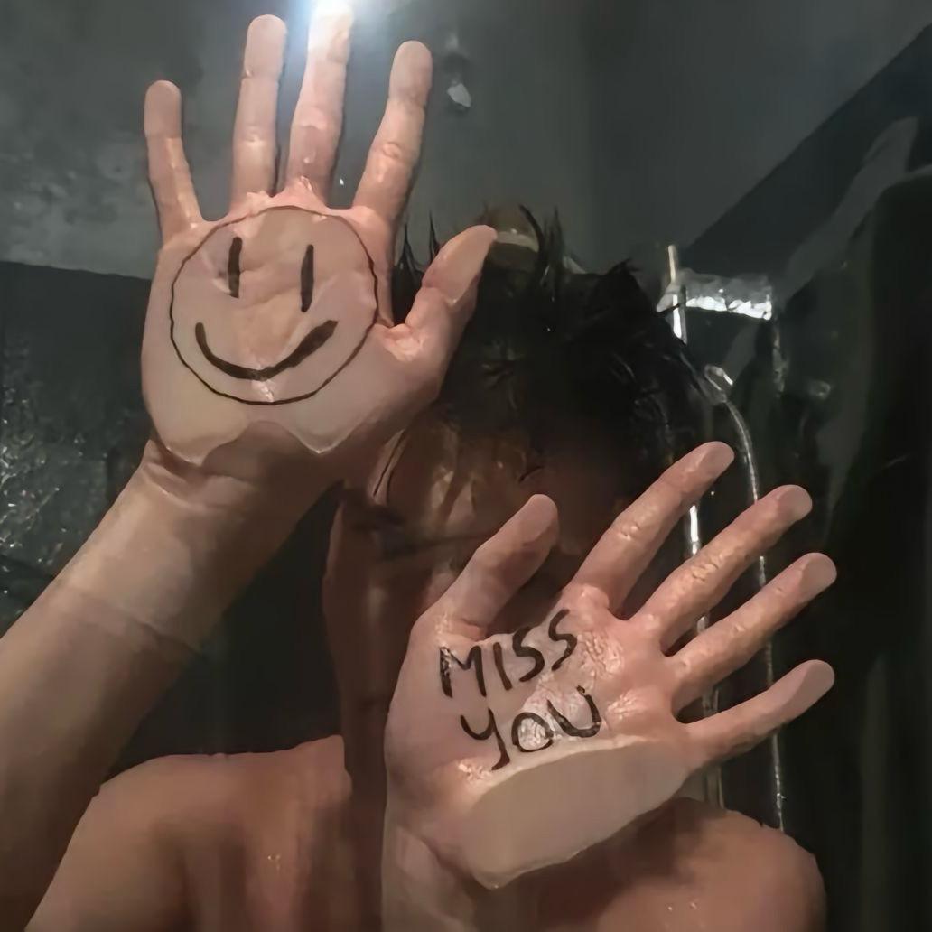 老蟹黄子脚踩裤衩