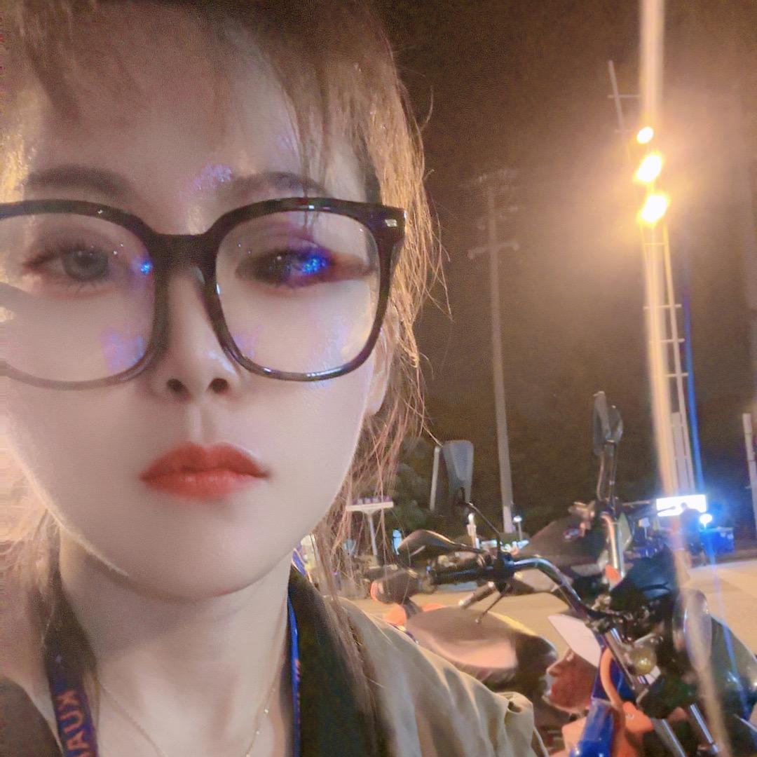 楠楠在物流仓库