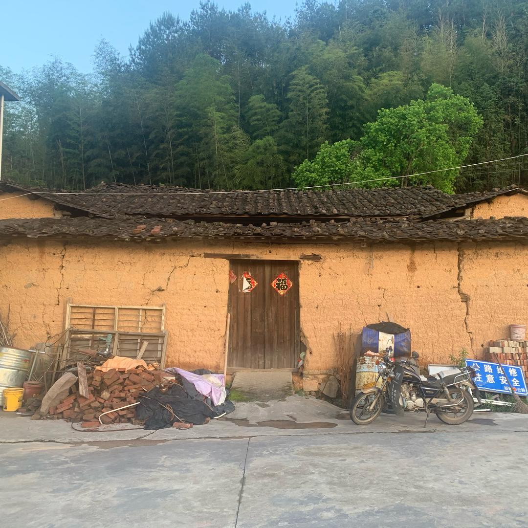 阿秋单手钓鱼
