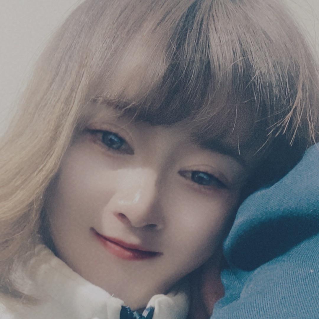 红红（摆摊中）