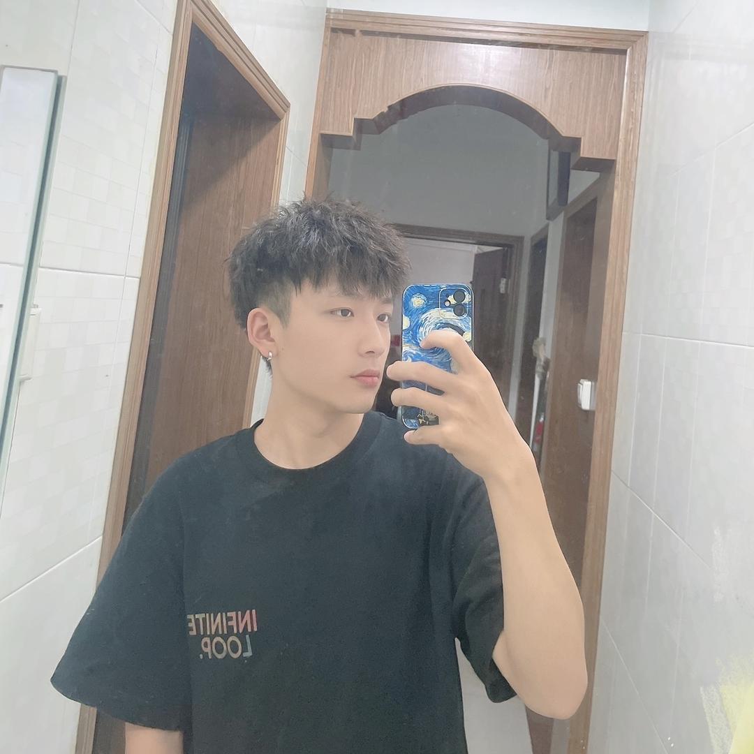 弟弟吃肉