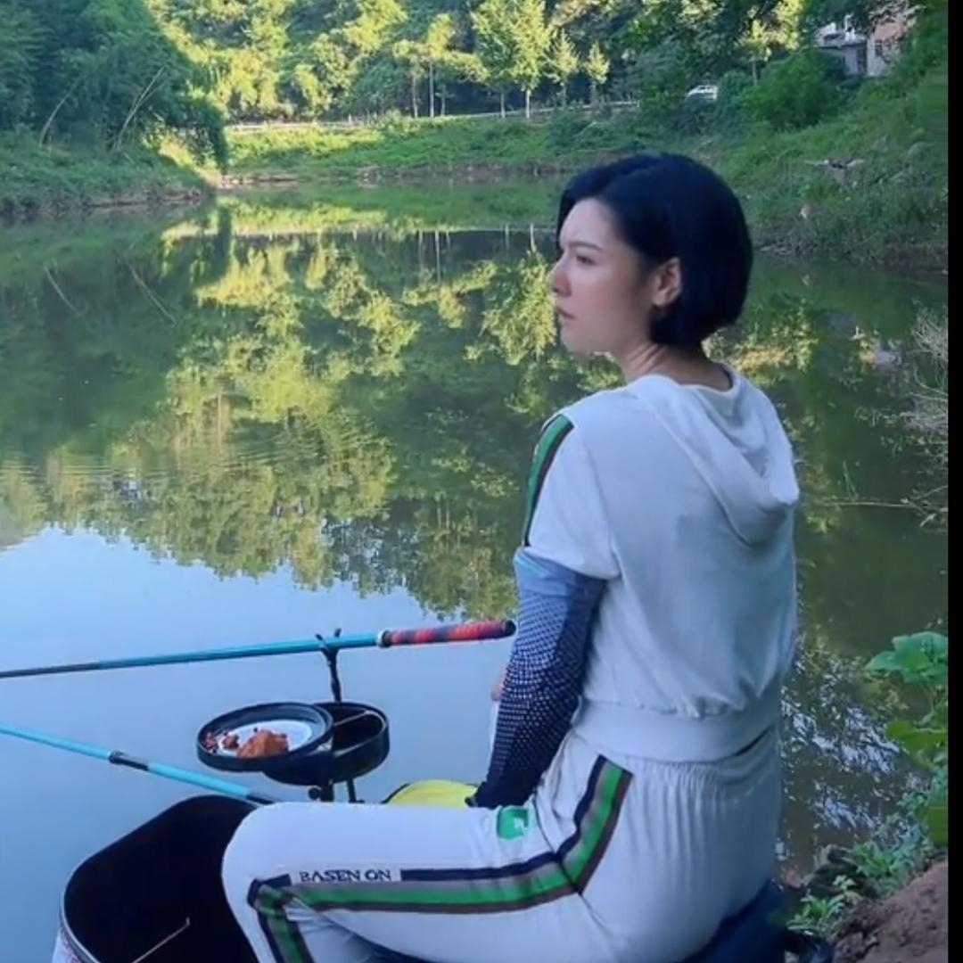 爱钓鱼小颖