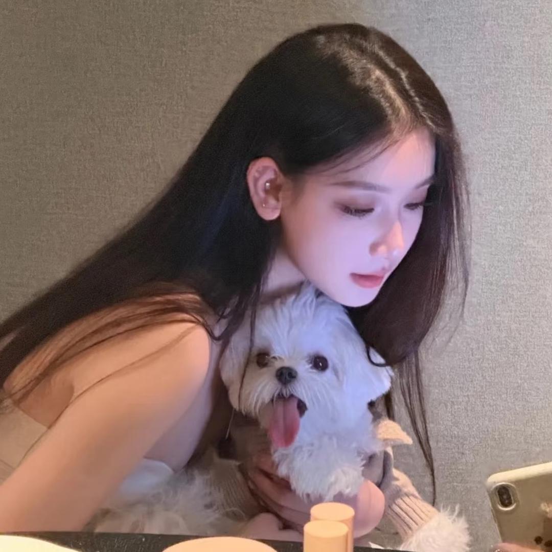 爱咬吸管的少女