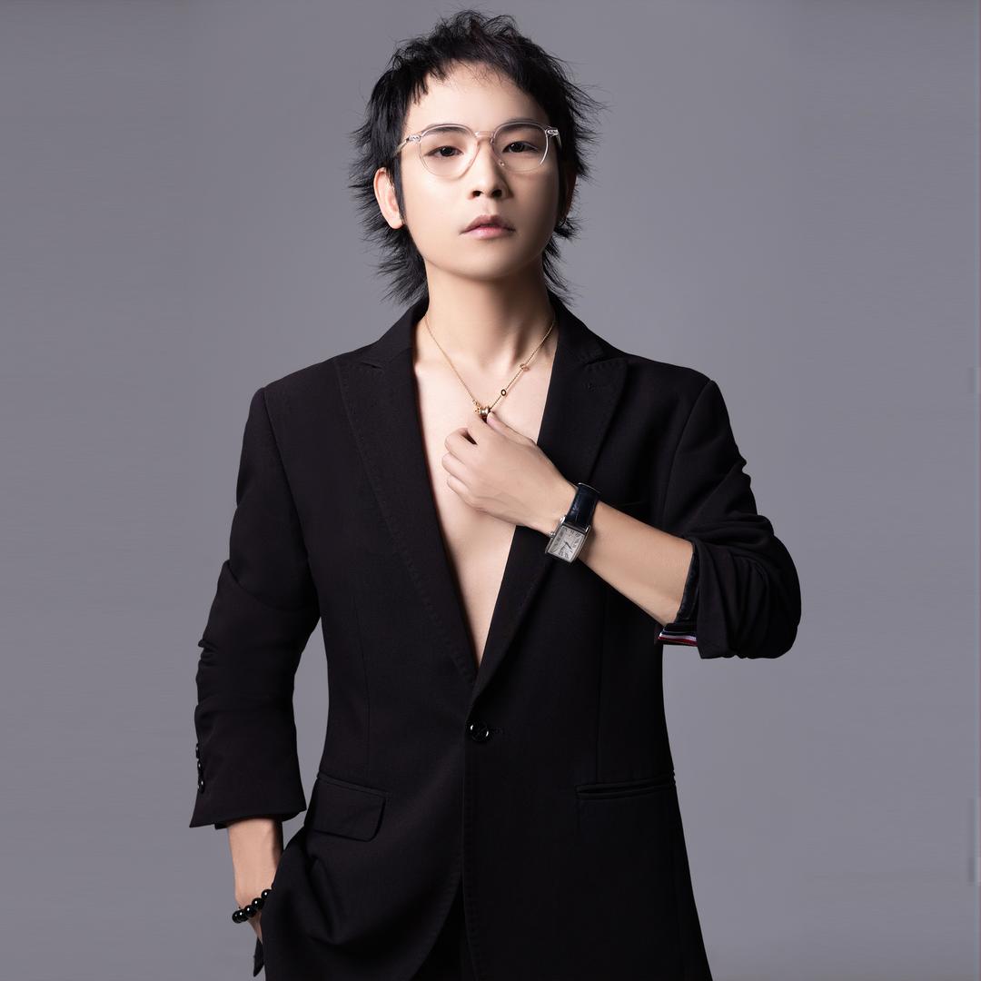 怀化显脸型小发型师向延平