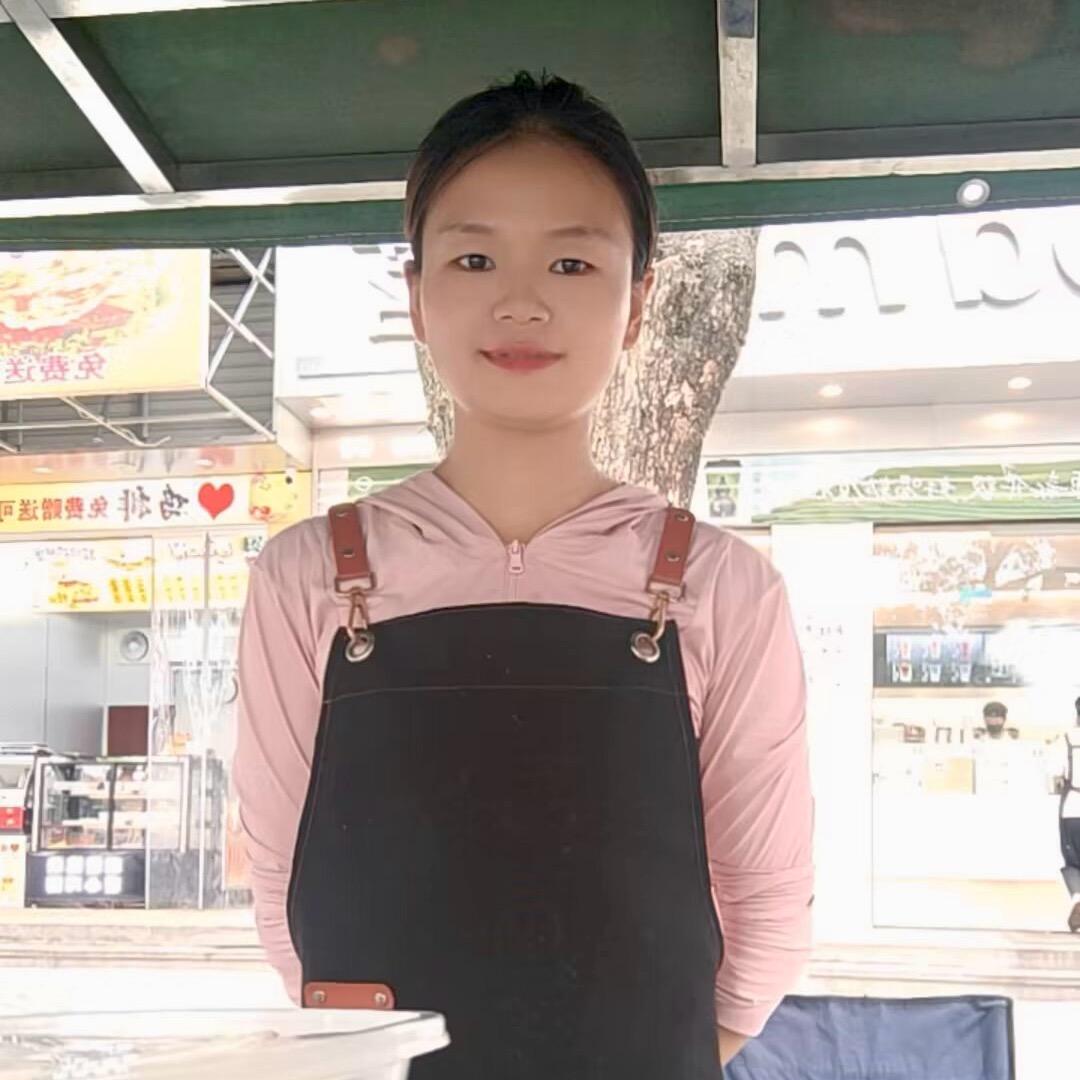 欣欣在摆摊