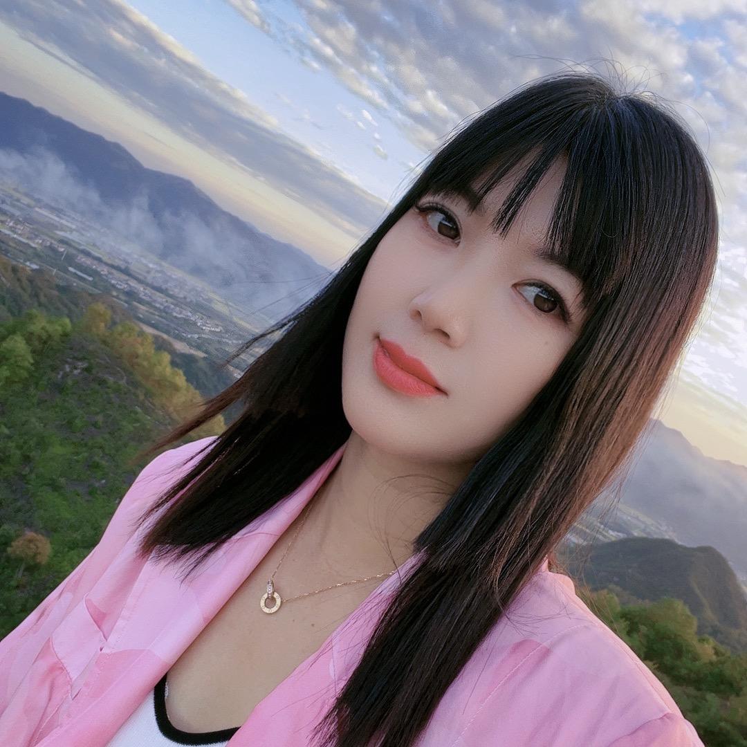 两个小酒窝的女人👩