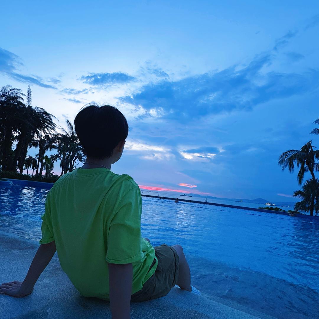 睡不着的海边 月亮也抽着烟