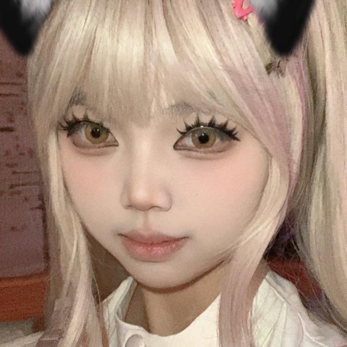 东京忧郁少女在喂鸡
